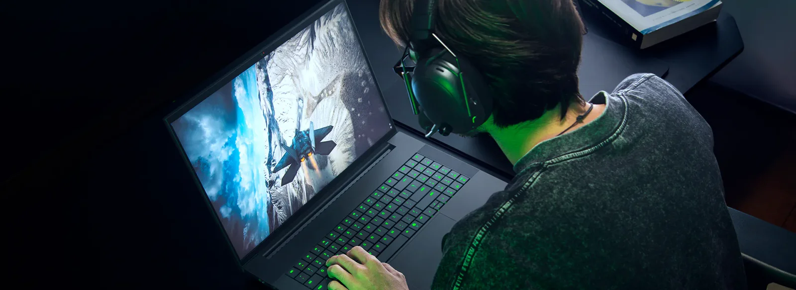 Razer Blade 18 (2026): Core Ultra 9 290HX Plus, RTX 5090, Dual-Mode mini-LED 240Hz, ambalaj